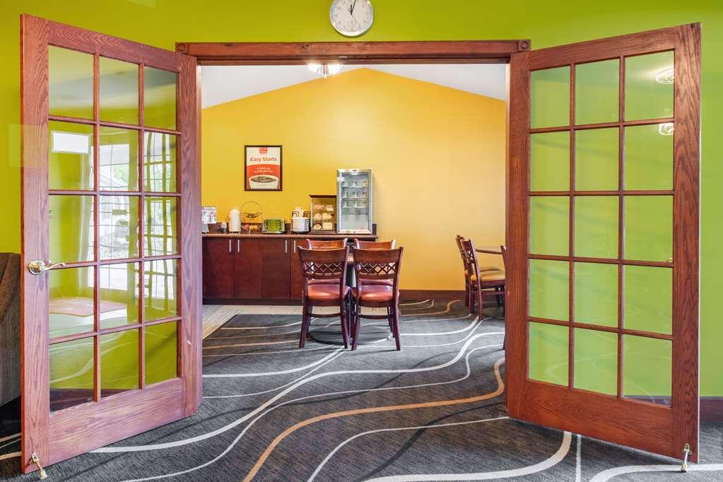 Econo Lodge Inn&Suites Eau Claire Restaurant photo