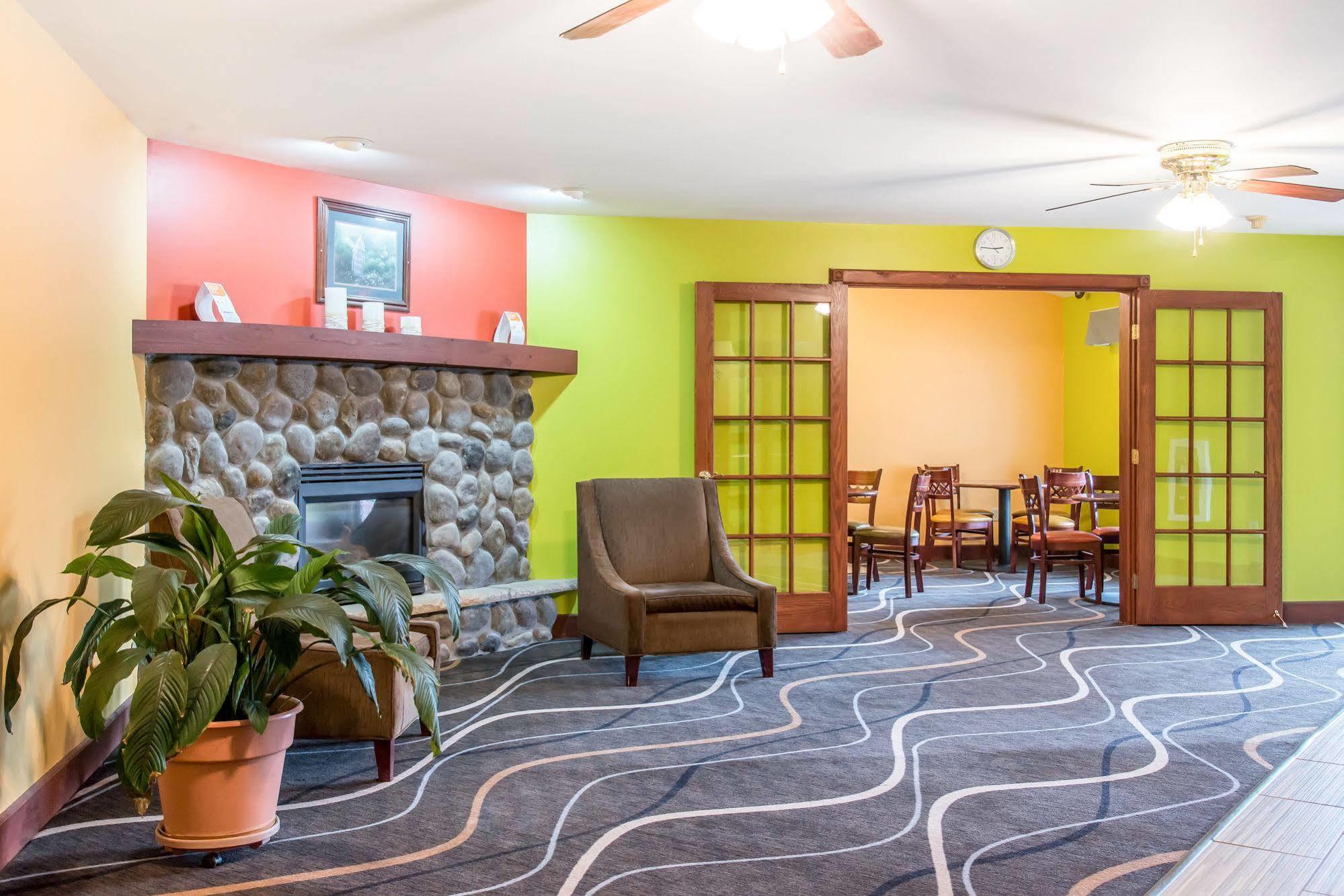 Econo Lodge Inn&Suites Eau Claire Extérieur photo