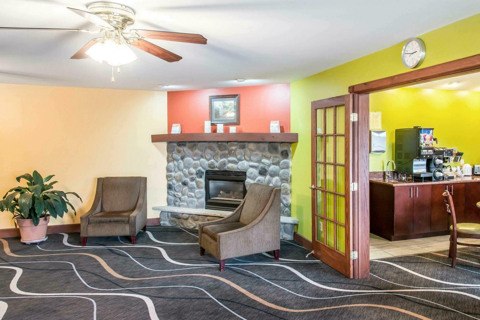 Econo Lodge Inn&Suites Eau Claire Extérieur photo