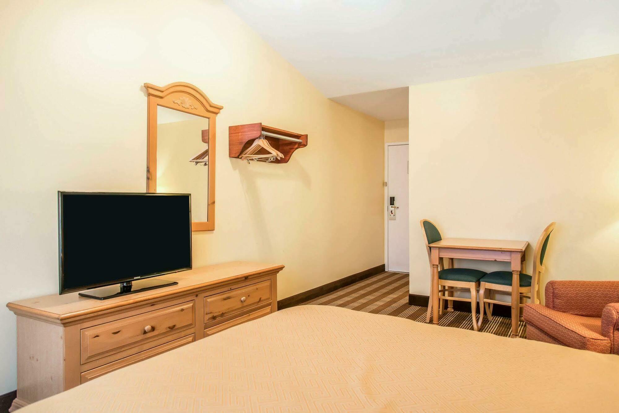 Econo Lodge Inn&Suites Eau Claire Extérieur photo
