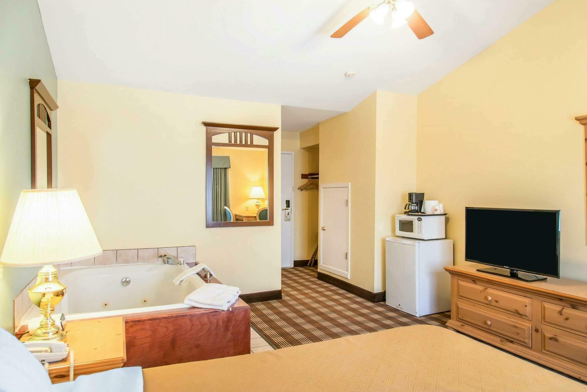 Econo Lodge Inn&Suites Eau Claire Extérieur photo